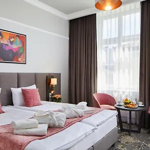 4* Ξενοδοχείο Estera